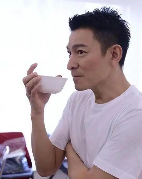 62岁刘德华颜值回春,去海洋馆开心像小孩,和34岁孙阳同框赢麻了