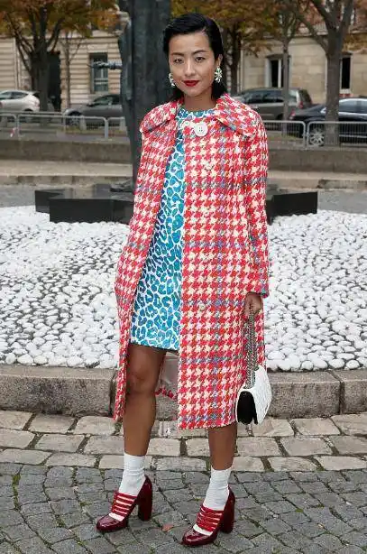 陈奕迅老婆徐濠萦挺有时尚感一身红配蓝不显俗气反倒很有个性