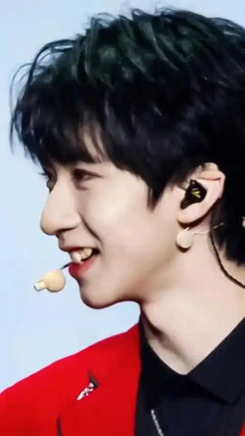 贺峻霖看见兔纸一跳一笑感觉一切都明亮了起来治愈系笑容宝藏男孩