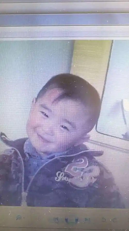 小小的你聪明活泼,一幅人小鬼大的样子,小时候,你爷爷总说,三岁看大