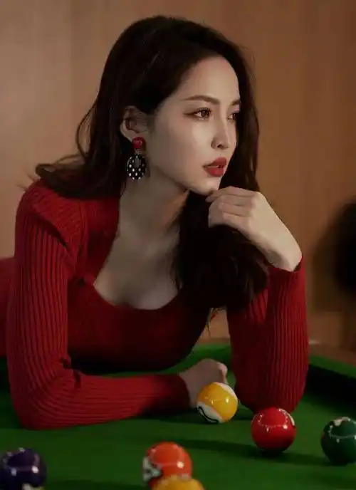 台球女神王钟瑶晒照,俯身趴在台球桌上,她已解锁流量密码了_潘晓婷