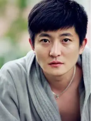 为什么郭京飞自称小鲜肉?看完他的年轻照,原来和沈腾如出一辙.