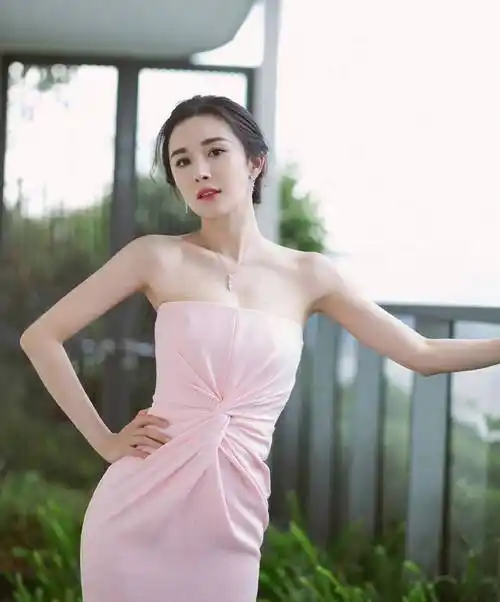 杨幂粉色抹胸裙性感写真_身材_网友_真会