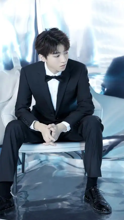 王俊凯深色西服帅气写真手机壁纸 - tt98图片网