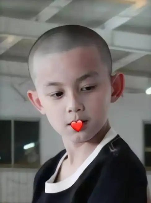 ai修复的吴磊光头照脑袋圆圆脸蛋嘟嘟好像个萌帅小和尚