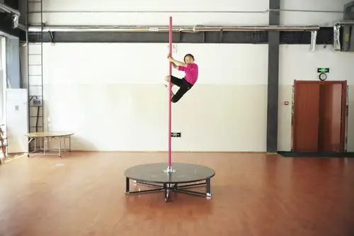 8岁女童跳钢管舞2年拿7冠想当会跳钢管舞的飞行员