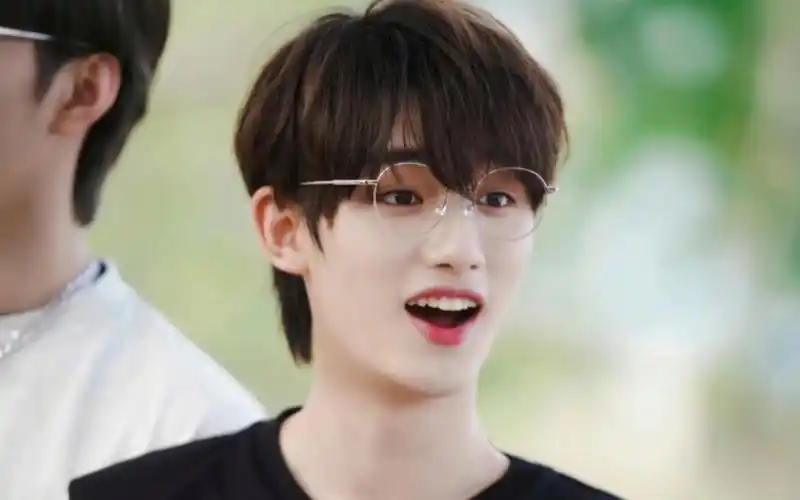 【丁程鑫】"星光降落在你的眼底"|星星眼的小丁戴眼镜太绝了!