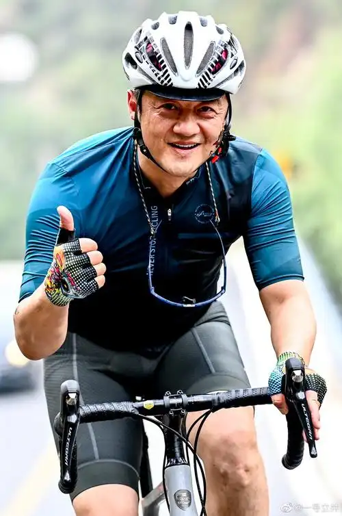 与王菲离婚7年,李亚鹏终于肯找女友,网友感慨:为李嫣付出太多