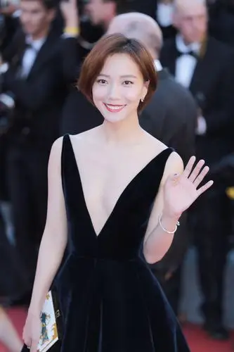 王珞丹受邀戛纳电影节 深v长裙惊艳亮相开幕红毯