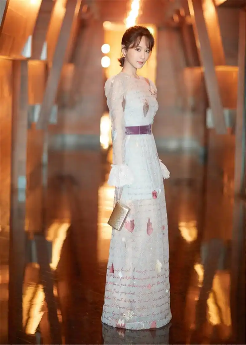 杨紫最美的6张全身照,论搞怪我只服她!