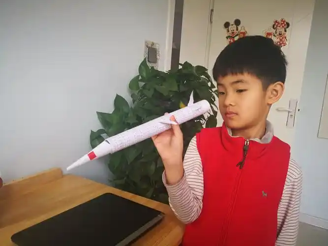 在家里也不能"捣乱"呀,那就做点力所能及的事情吧,看我做的手工火箭筒