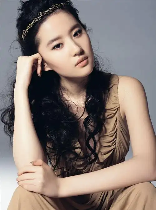 p>刘亦菲,1987年8月25日出生于湖北省武汉市,华语影视女演员,歌手