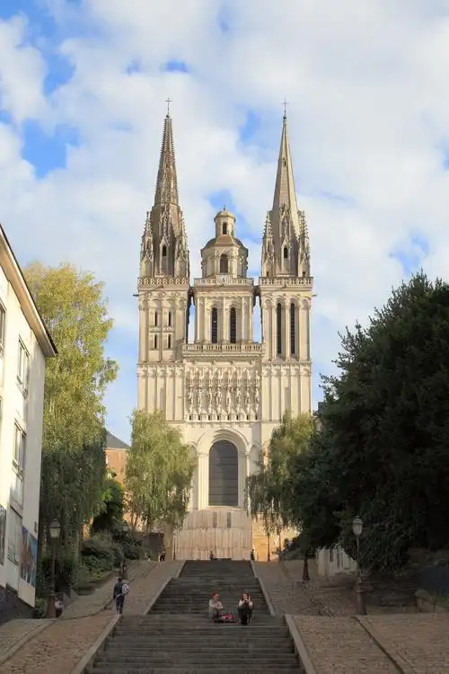 法国旅游景点体验_领略法国昂热st-maurice大教堂独特魅力