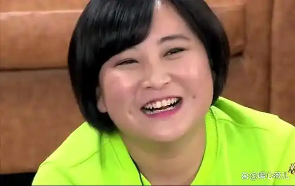 贾玲胖了?最新机场路透照身材走样?真实状态曝光隐瞒不住了