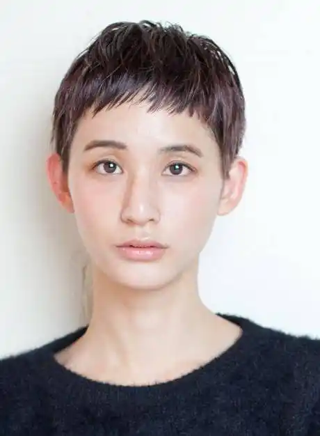 最心动的女士短发,露出耳朵就是不一样,利落个性还自然