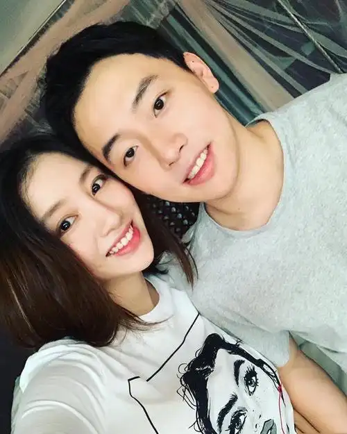 原创1米58世界冠军看孩子不忘打游戏爱妻调侃他爸还是出差比较好