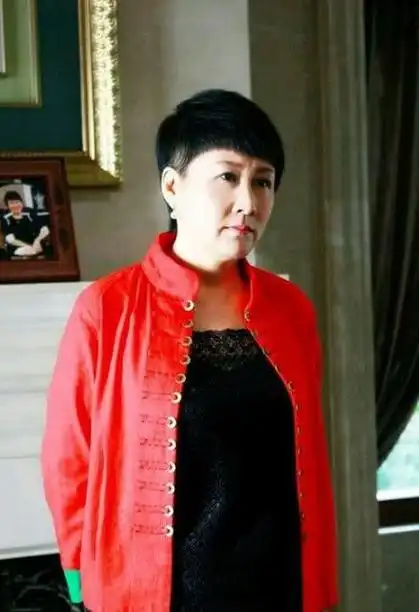 王刚58岁前妻成方圆近照,穿高跟鞋台上又唱又跳,撞脸张凯丽?