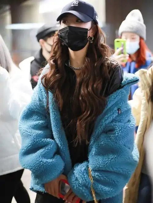 孔雪儿搭过膝靴小秀美腿不怕凉,蓝色毛外套配皮衣超飒