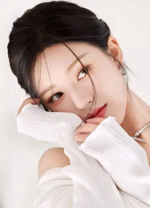 赵露思惊艳亮相!白色拖尾裙轻盈飘逸,宛如美人鱼降临人间!