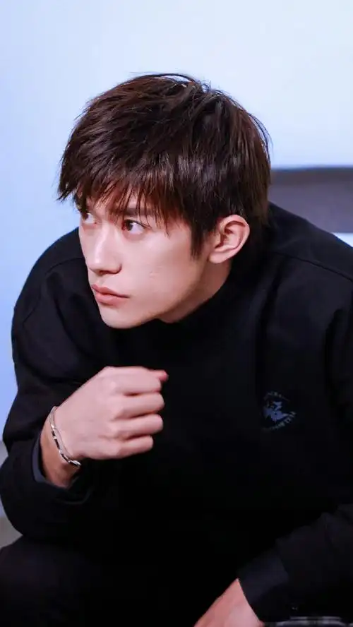 烊千玺满江红直播造型92短发 all black造型,清爽帅气～好有范一男