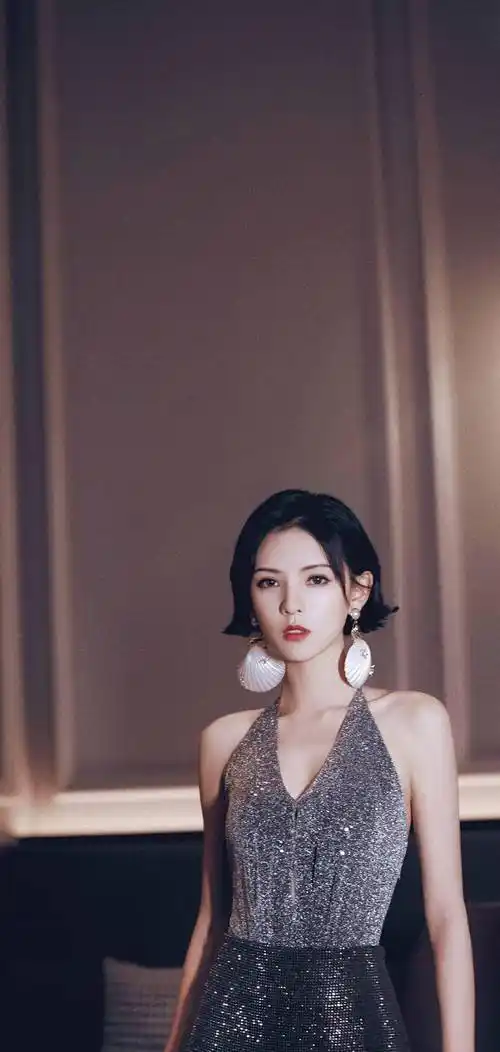 张予曦越来越时尚了,穿吊带秀身材,不知名的美人!_写真_黑色_照片