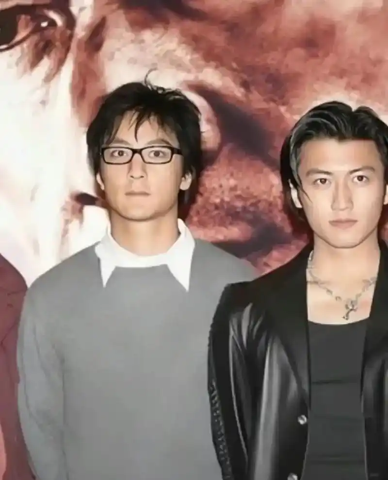 谢霆锋有多帅?04年与吴彦祖合影,那年24岁,五官如画,气质不凡