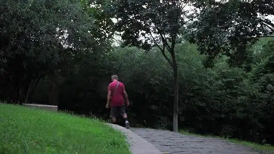 公园老人独自慢走锻炼孤独孤单散步