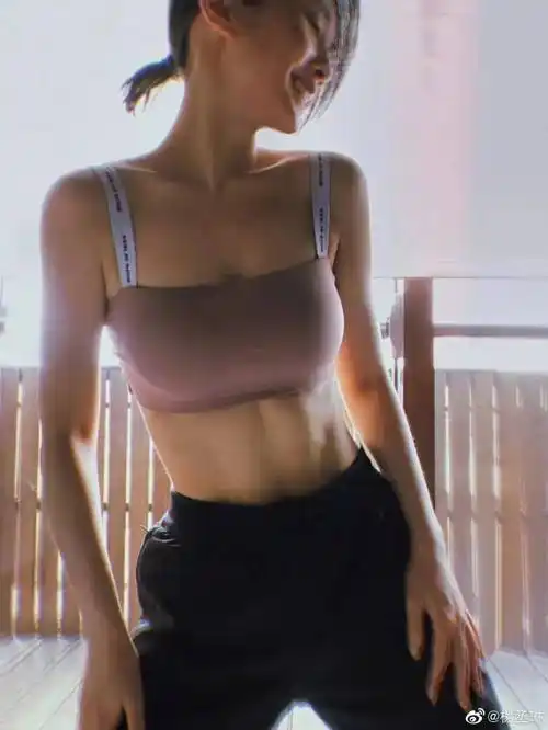 女明星自律王者又添一人赵露思带着马甲线来了