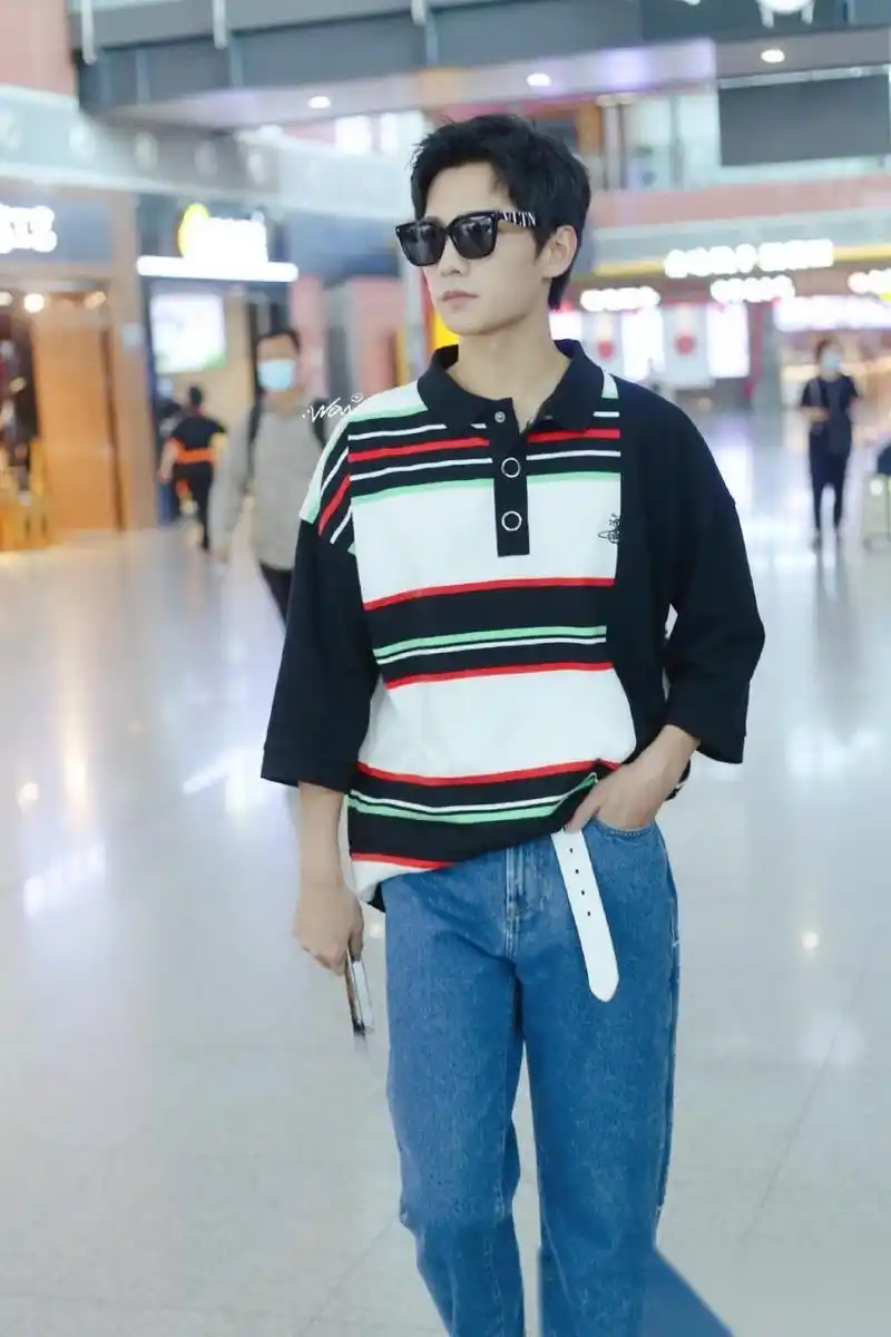 杨洋机场街拍,气场好a~[心]