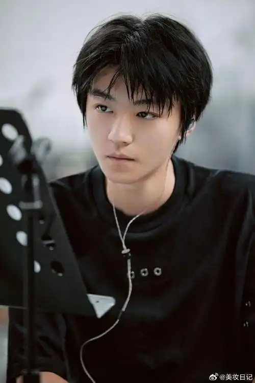 我的天啊啊啊啊啊啊啊王俊凯你纯素颜这么帅别人怎么活啊 长得太牛逼