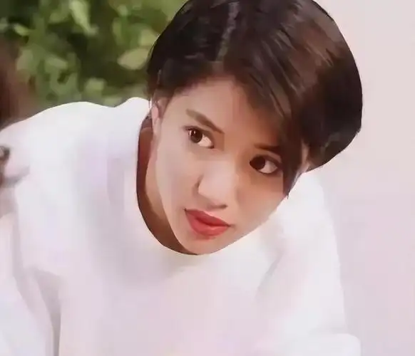 袁咏仪是一位演艺界的资深演员,她曾参演过多部经典作品,包括《金枝