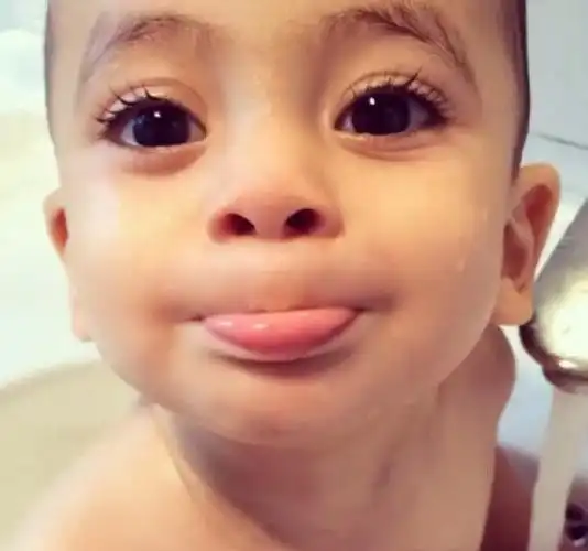 可爱混血宝贝嘟嘴卖萌头像