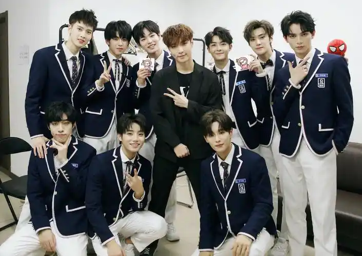 选秀节目《偶像练习生》第二季改名为《青春有你》,持续以「越努力,越