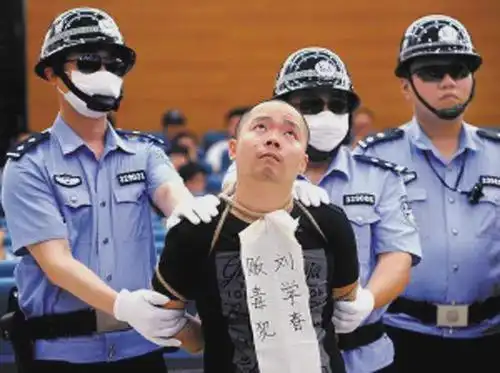 2013年海口毒贩被验明正身后押赴刑场准备执行处决