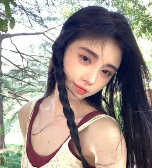 鞠婧祎穿碎花裙扎单侧麻花辫!肤白貌美又纯又欲美爆了