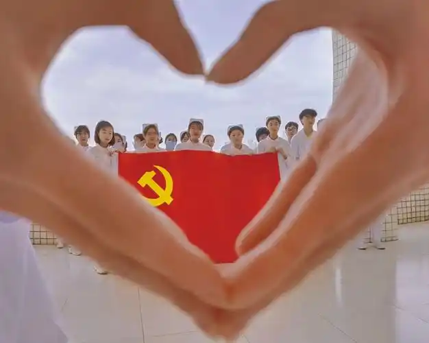 我校举办青春逐梦心向党我与党旗合个影活动