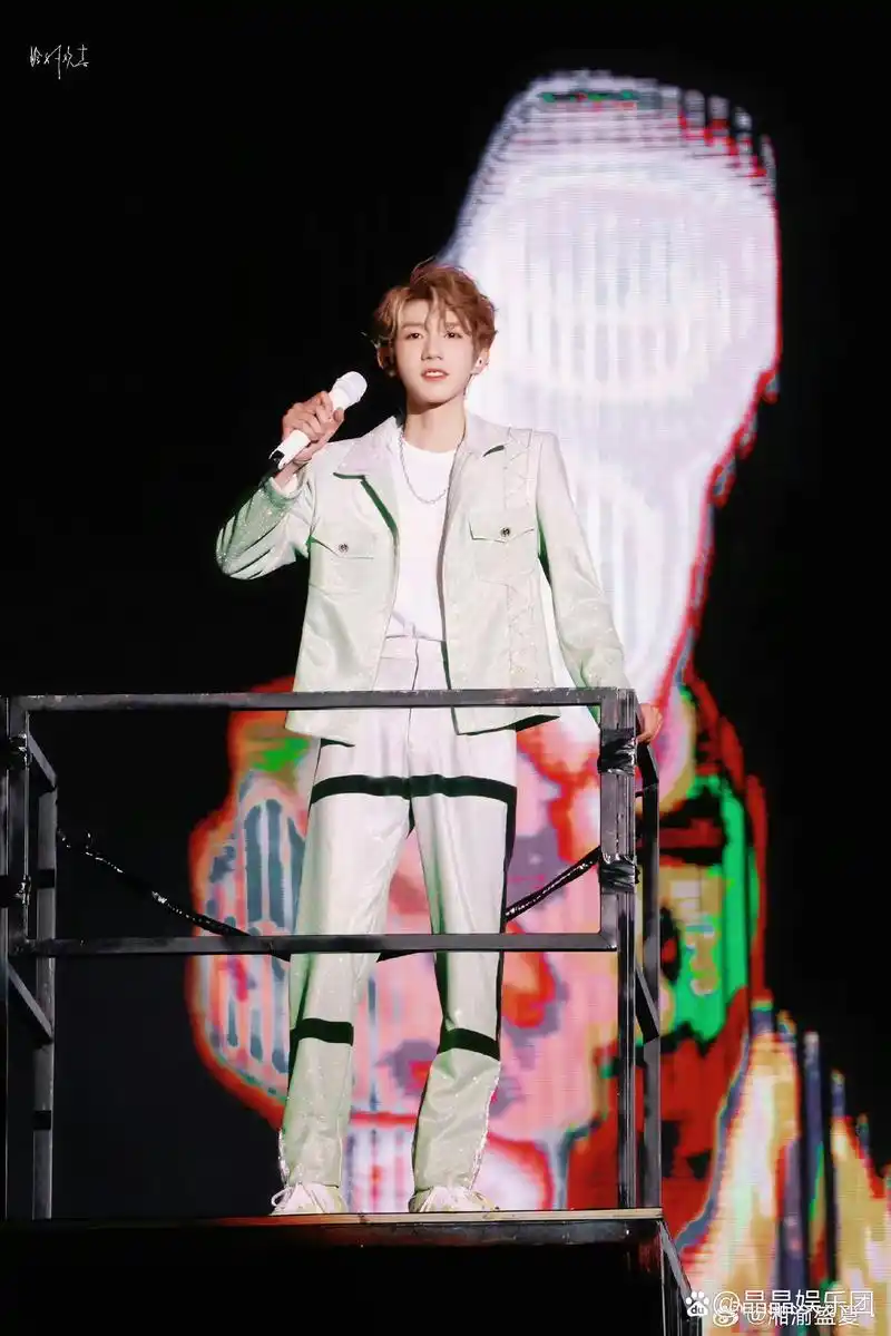 王源放下话筒之后还在唱,真诚果然是必杀技?王源他超爱!