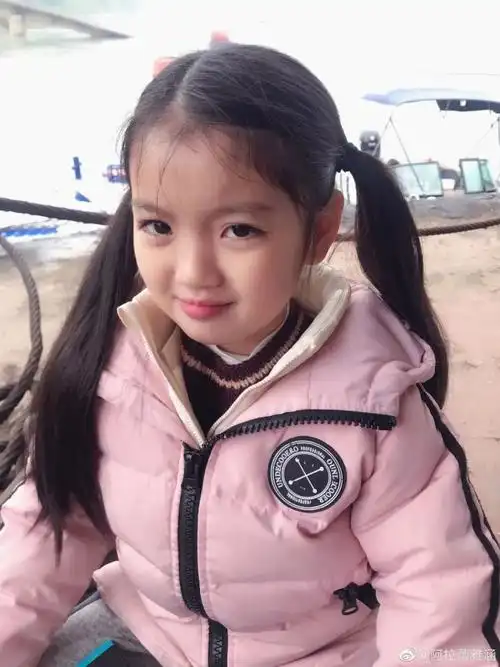 夏克立11岁女儿近照曝光皮肤黑混血感弱网友还是小时候好看