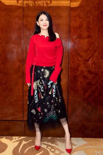 又瘦了!李湘妩媚撩发性感满满