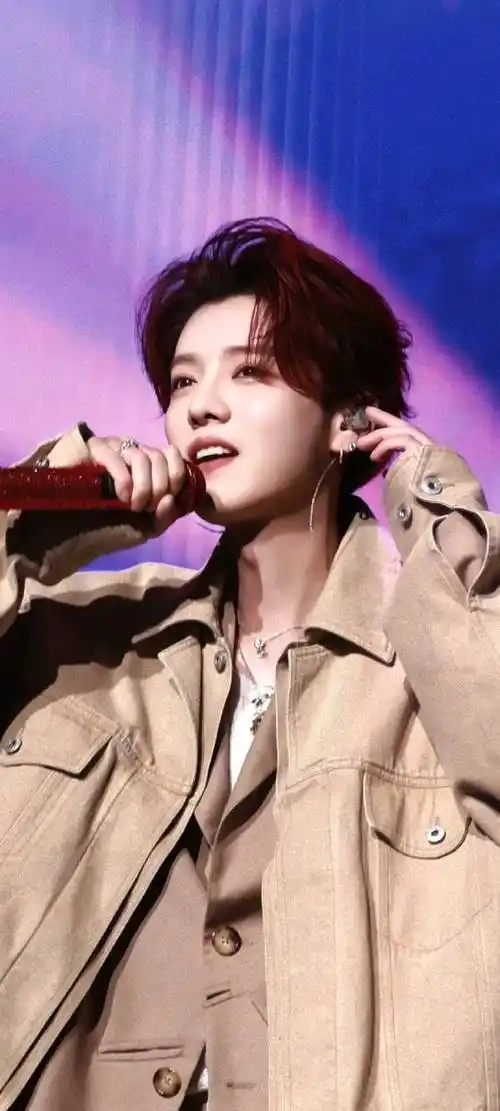 34岁鹿晗为了耍帅豁出去了,脸上打了9个钉,光看着就感觉很疼!