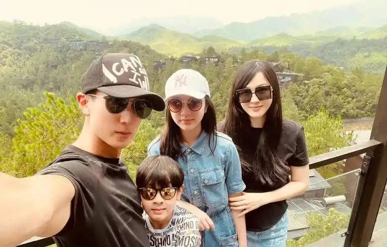 吴尊带家人度假,一家四口同框好温馨,12岁neinei跟妈妈一样高16