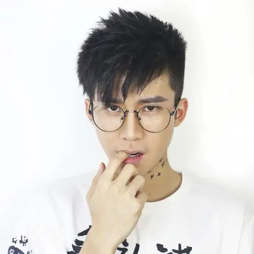 让人窒息的帅哥学生 留黑色短发的帅哥男生们(6)-帅哥图片-帅哥发型网