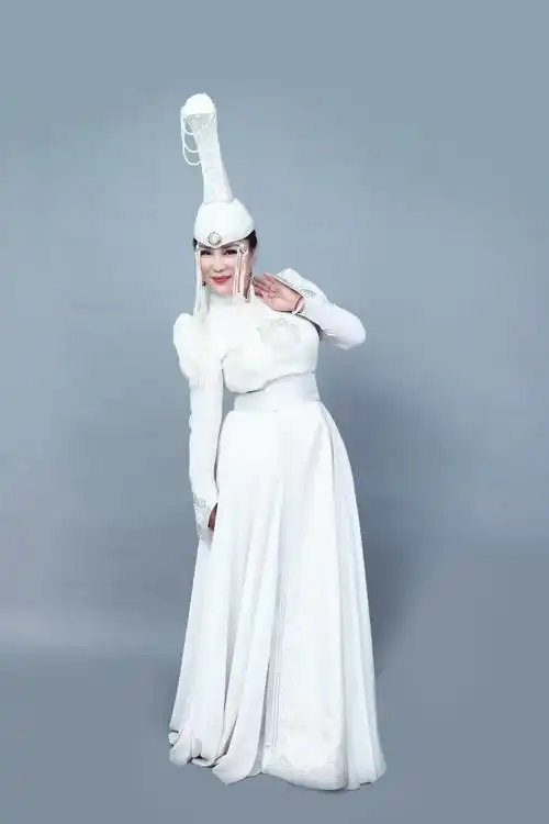 著名军旅歌唱家【乌兰托娅】