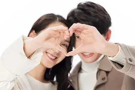 冬季情侣亲密相伴比心图片素材