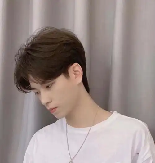 微烫塑形顶区以蓬松纹理和线条为主发型不再像以前的中规中矩呆板而是