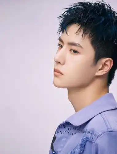 王一博的挑染发型和超前的潮流搭配,不是一般人能驾驭的