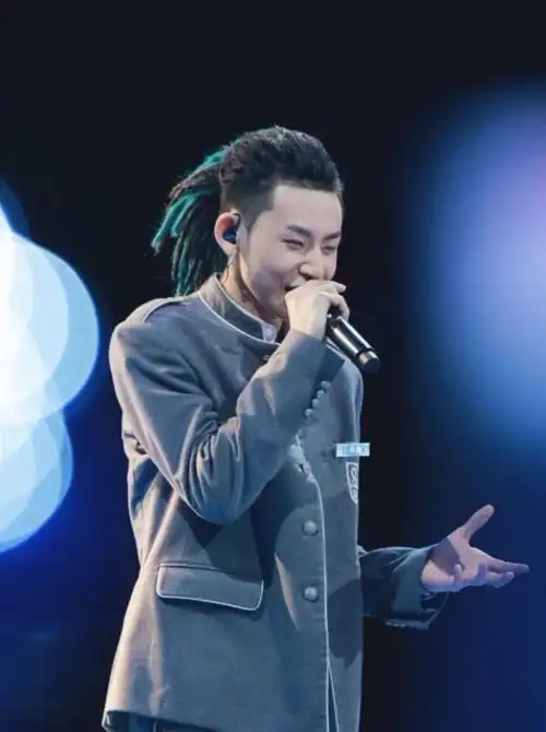 初识小鬼还是在说唱节目上,一头脏辫真的很难不引起注意.