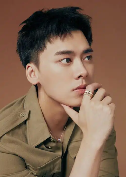 简介:李易峰最新帅气写真大片,分享一组李易峰图片给大家,图中的明星