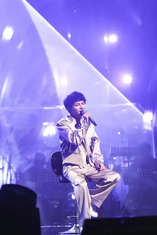 歌手周深演绎有可能的夜晚隔空告白粉丝