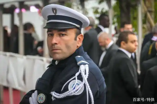 我眼中的法国的警察帅哥们